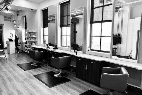 Punë berberi te Xhafer Barber Shop